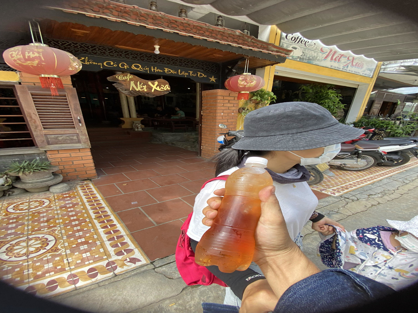 The owner gave us a cold botle of ice tea before we go. Their exceptional service, rated 5/5, truly adds to the overall experience.