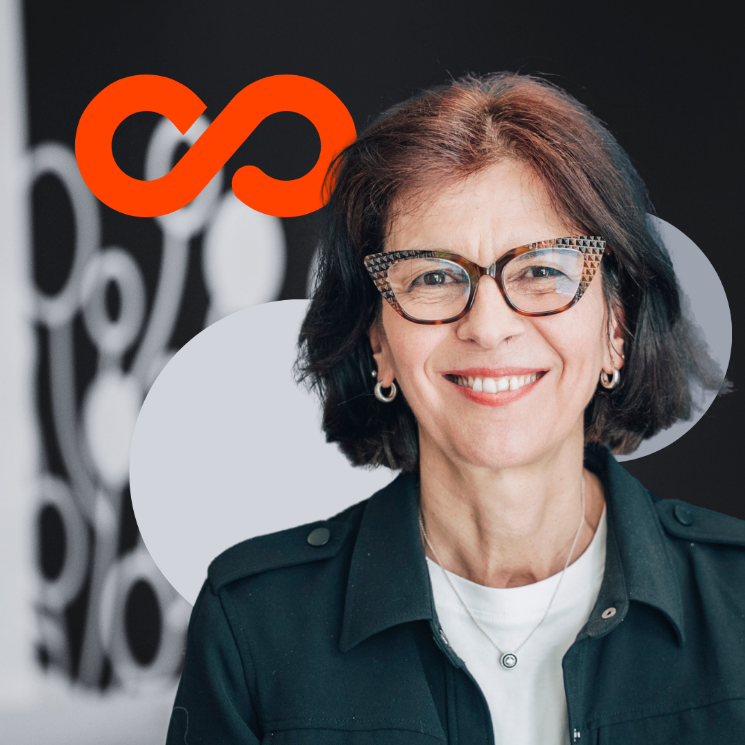 Femme souriante aux cheveux bruns et lunettes à motifs, portant une veste vert foncé sur un fond de marque Quadient.