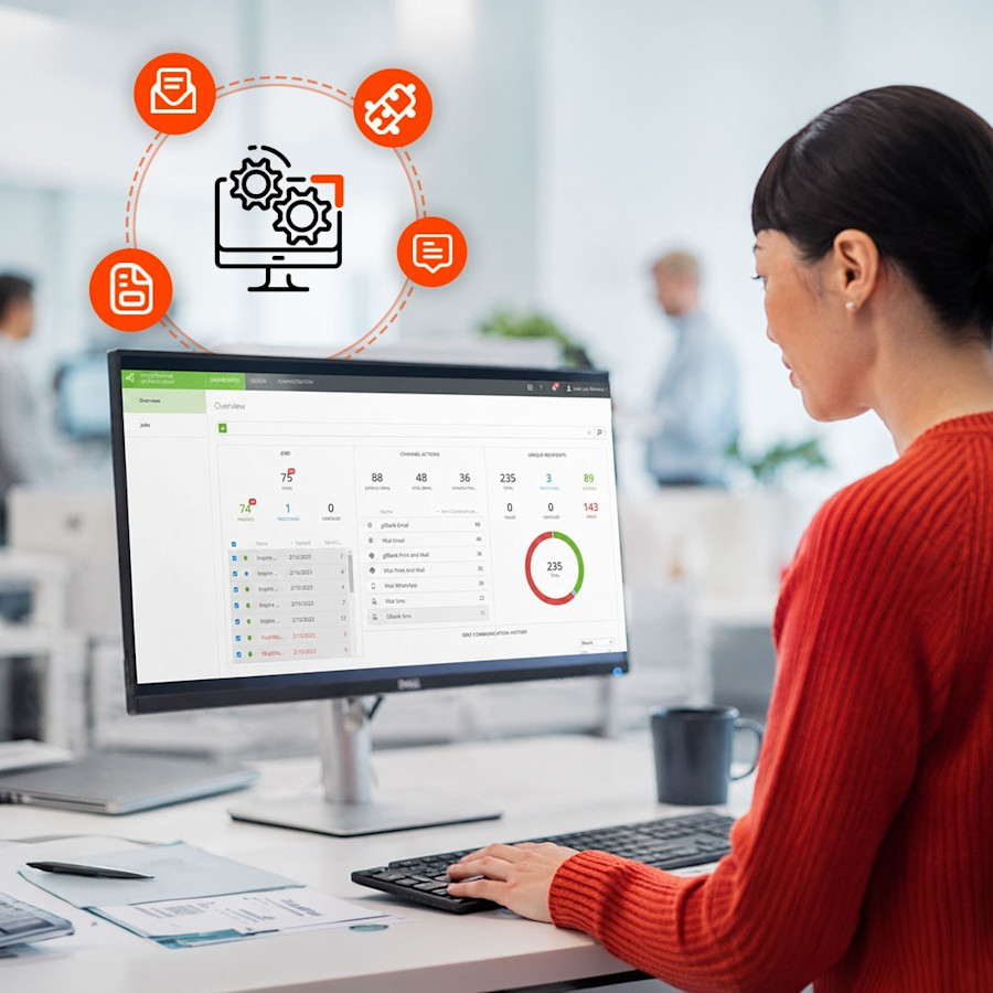 Femme en chandail rouge consultant le tableau de bord analytique sur l’ordinateur avec des icônes orange de flux de travail montrant les processus d’automatisation.