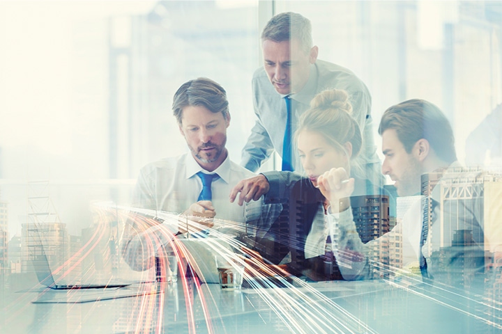 groupe de gens d'affaire qui travaillent ensemble