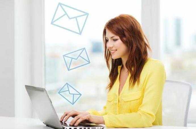 femme qui utilise son ordinateur