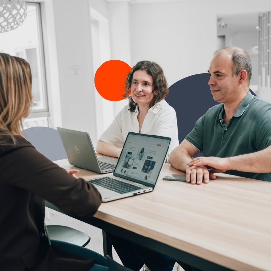 Collègues dans une discussion professionnelle autour d’une table dans un environnement de bureau