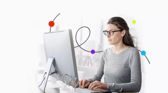 Mitarbeiterin bei der Arbeit am Computer