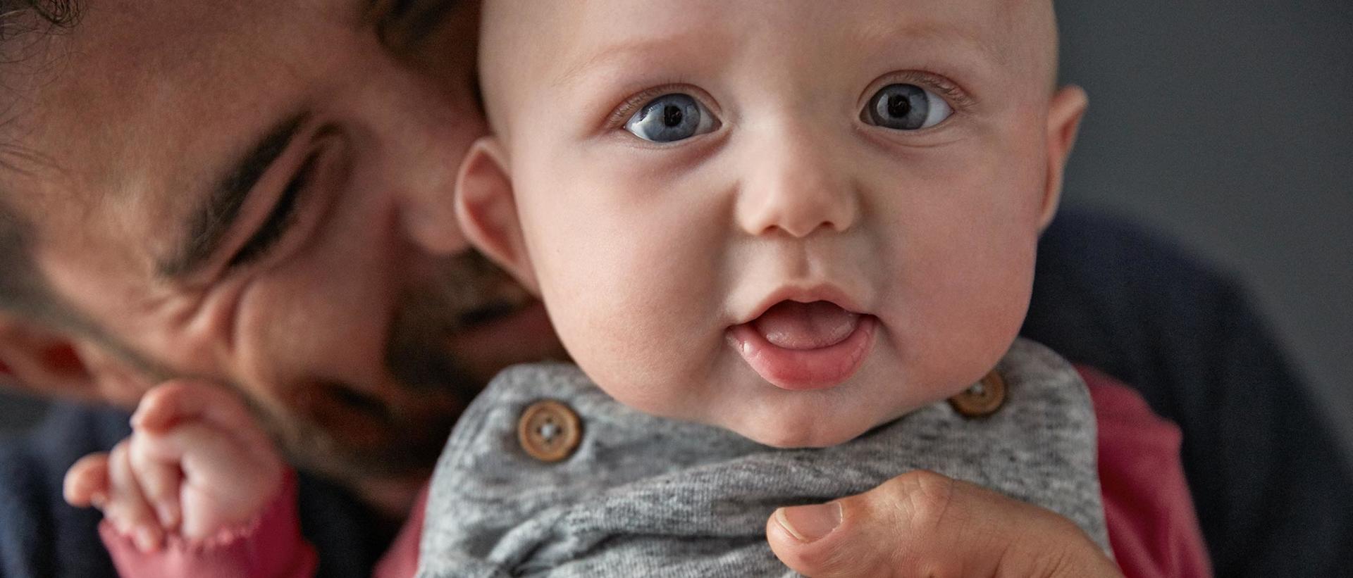 Bebê de olhos azuis olhando para a câmera