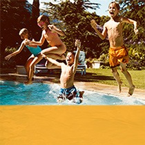 Crianças na piscina.