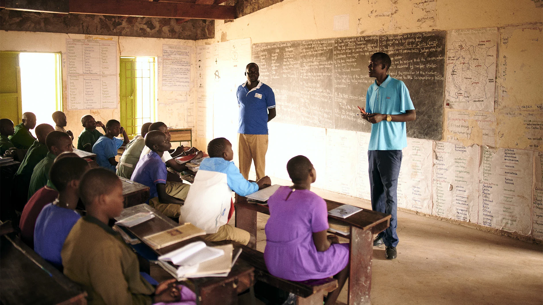 Lehrer vor einer Klasse in Uganda, Projekt der Welthungerhilfe