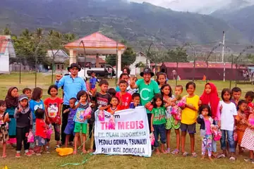 Group photo of a group of adults and children smiling