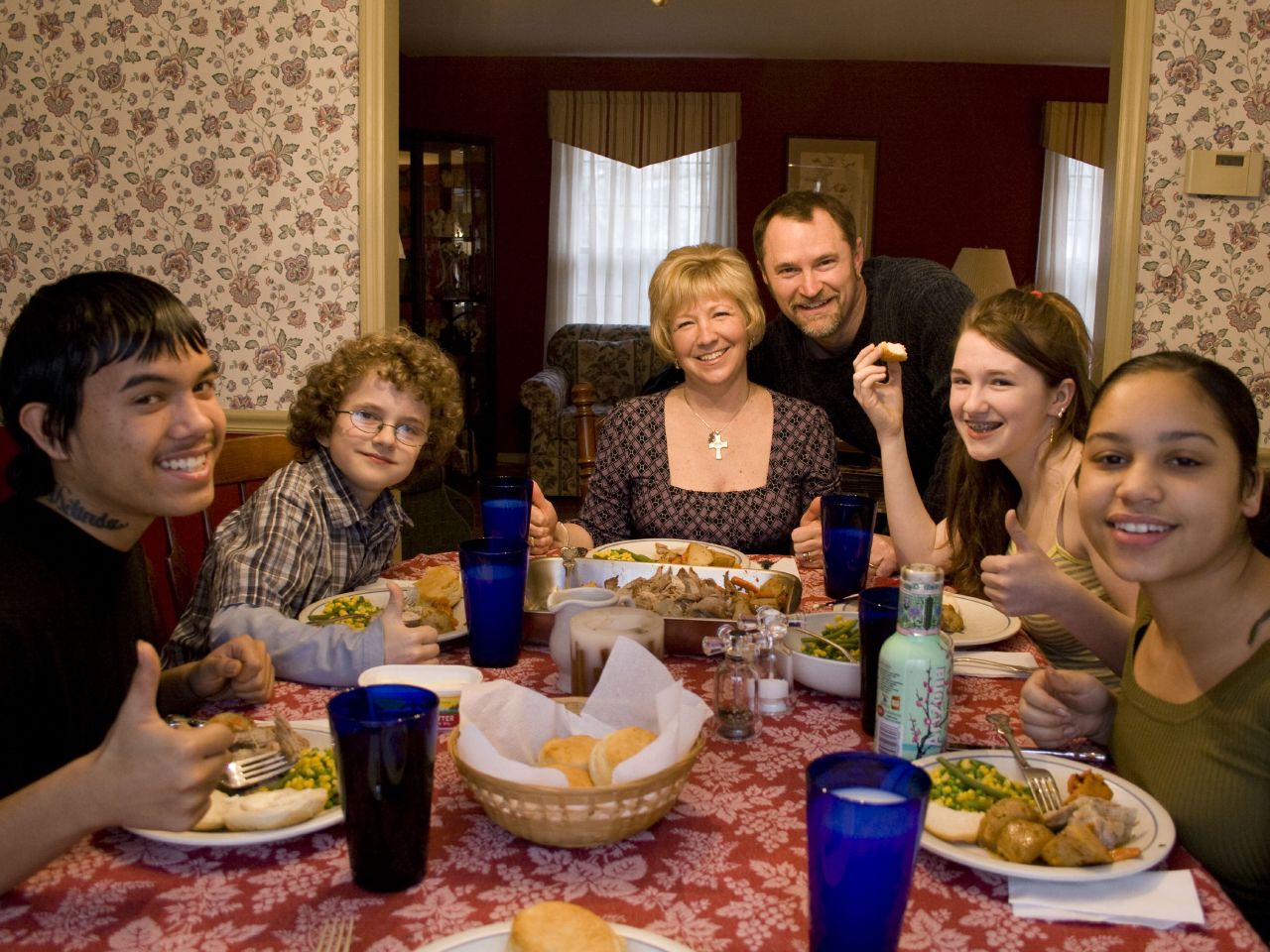 6 Ways to Make Family Meals Educational