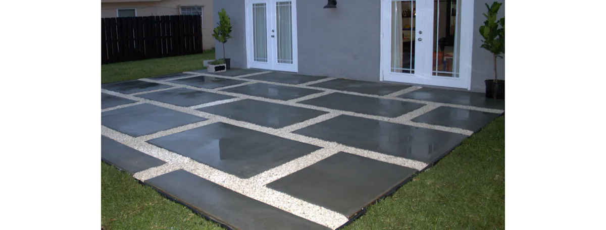 Block pattern concrete patio with gravel