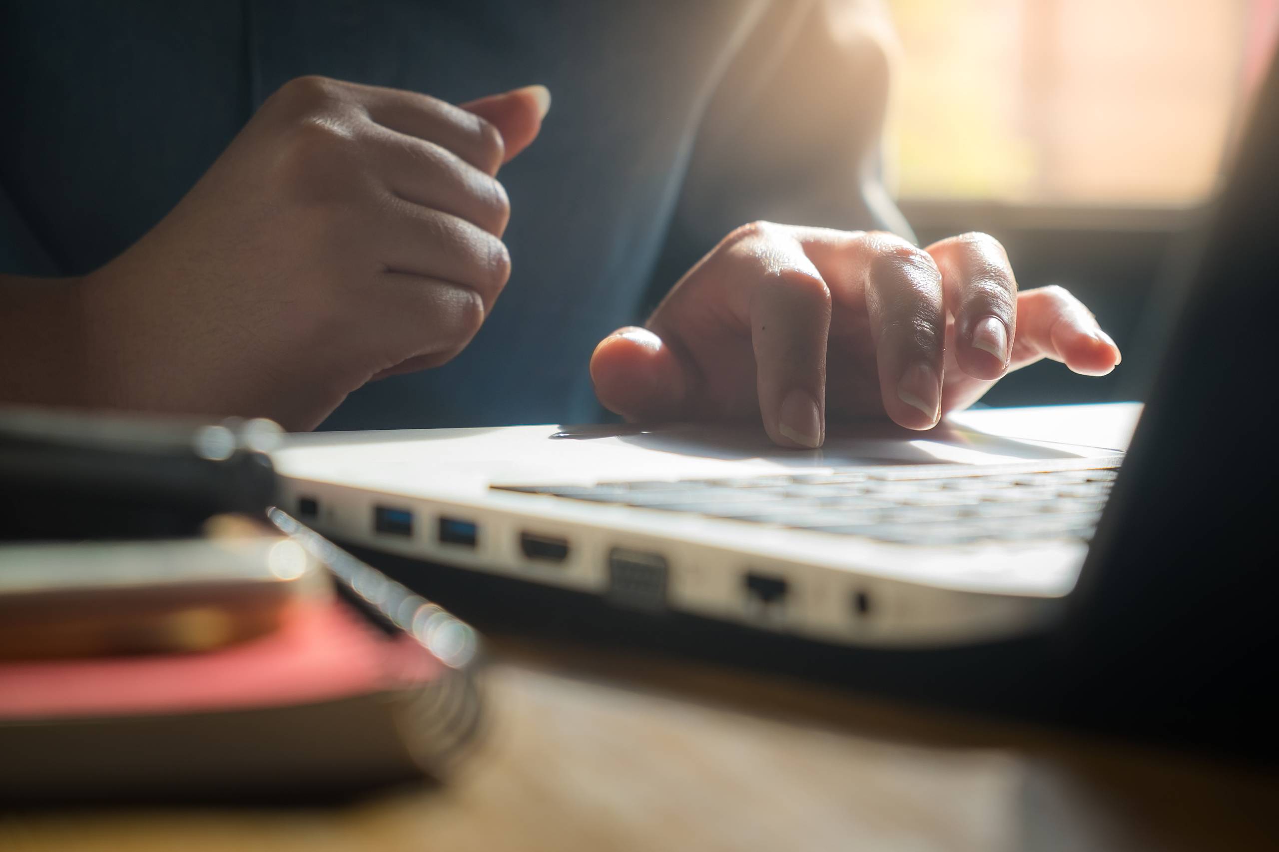 Coworker. Keep in touch. Work in touch. Клавиатура белая и руки. Люди в офисе.