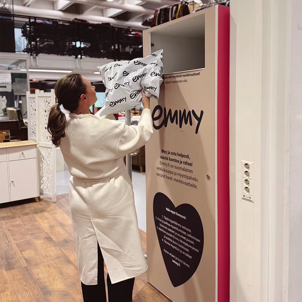 Emmy-myyntilaatikot ovat nyt kolmessa Kierrätyskeskuksen myymälässä Espoossa. Voit toimittaa lahjoitettavat vaatteet ja tavarat sekä myytävät merkkivaatteet, -kengät, -laukut ja -asusteet yhdellä kertaa, yhdellä käynnillä. 