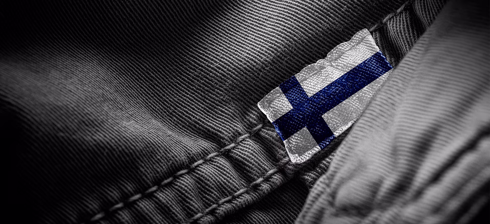 Suomenlippu ommeltuna vaatteeseen