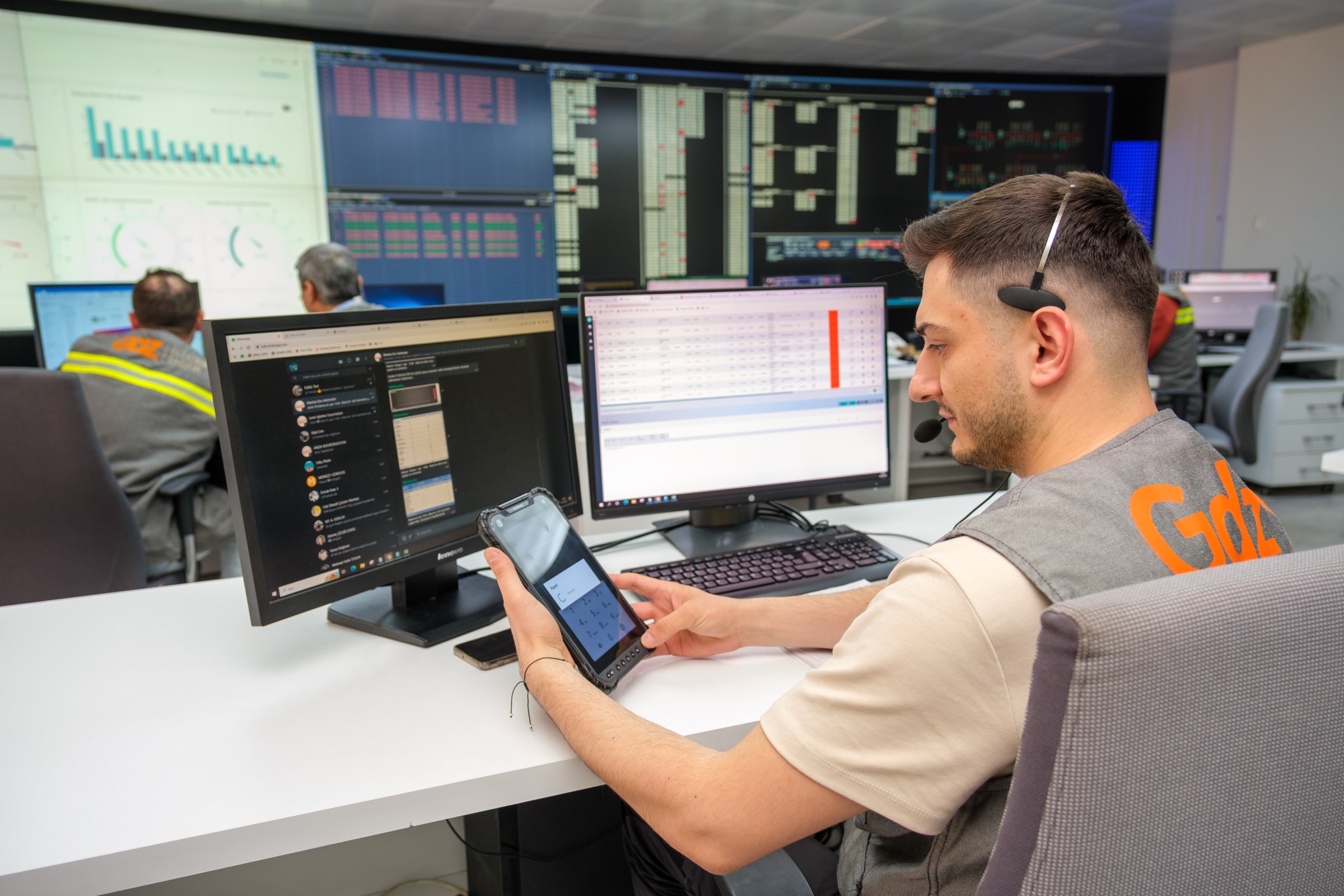 Operator monitoring the distribution network remotely at the GDZ Elektrik SCADA centre