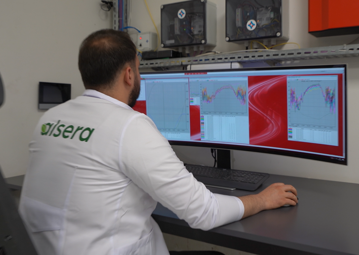 CS380 Inside 1 Figure 1: Central monitoring of greenhouse conditions and resource use