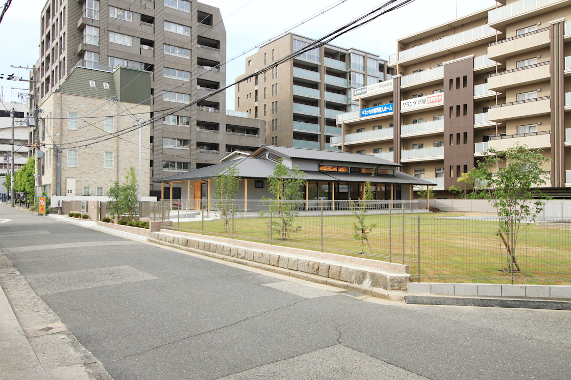 原っぱの教会遠景