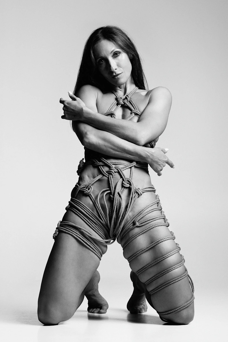 Black and white set with Sasha - gallery image 27