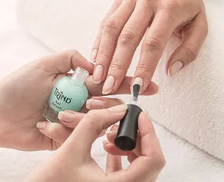 Kynsiä lakataan Trind Nail Balsamilla