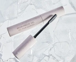 Anastasia Beverly Hills brändin kulmageeli jäisen taustan edessä.