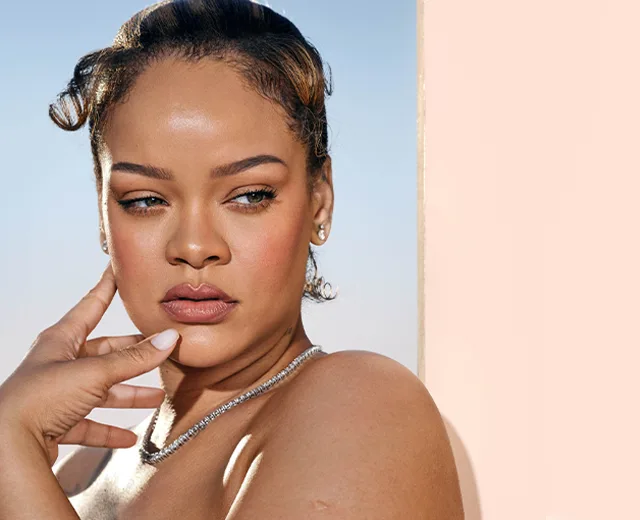 Rihannan Fenty Beauty -uutuustuote esittelyssä. Meikkituotteet sopivat kaikille ihotyypeille ja -sävyille. 