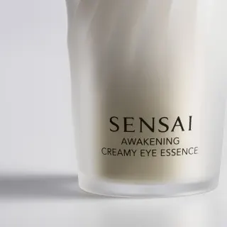 Sensai Awakening Creamy Eye Essence -voideseerumi silmänympärysiholle.