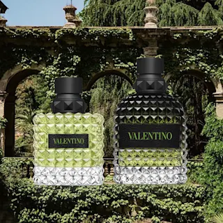 Valentino Born in Roma Green Stravaganza -tuoksupulloja, taustalla puutarha.