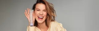 Näyttelijä Millie Bobby Brown poseeraa Florence by Mills -tuotteen kanssa, joka sopii myös nuorten ihonhoitoon.