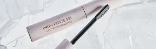 Anastasia Beverly Hills brändin kulmageeli jäisen taustan edessä.