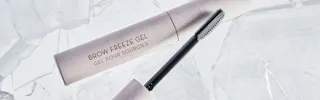Anastasia Beverly Hills brändin kulmageeli jäisen taustan edessä.
