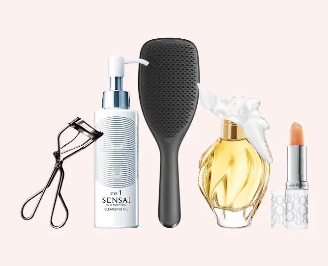 Naisten kosmetiikan viiden tähden valinnat sisältävät tuotteita, jotka ovat saaneet asiakkailta parhaat tuotearviot. Näihin kuuluvat meikit, ihonhoitotuotteet, hiustuotteet ja tuoksut.