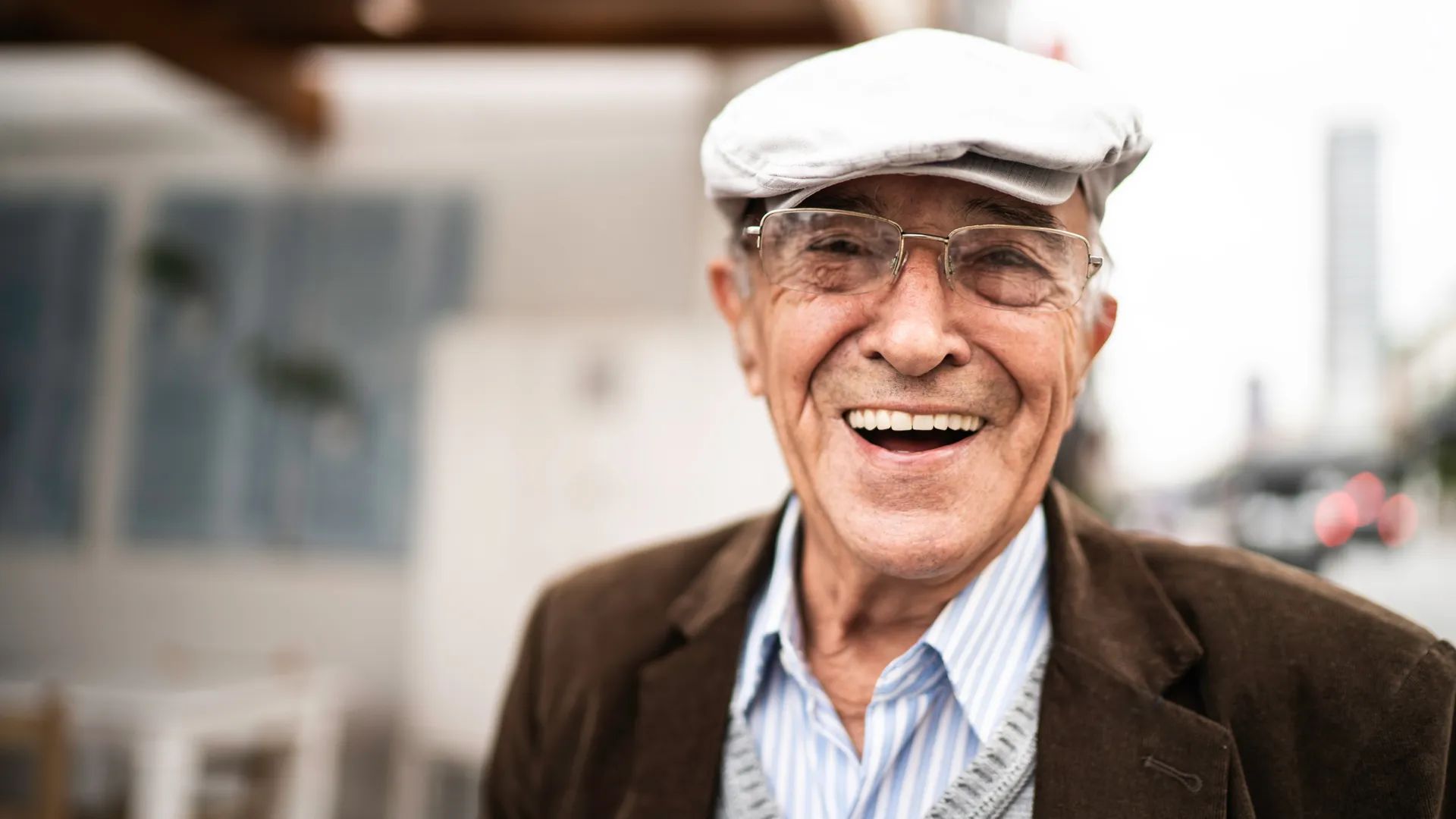 An elderly man smiles radiantly, showcasing his well-cared-for teeth by gums