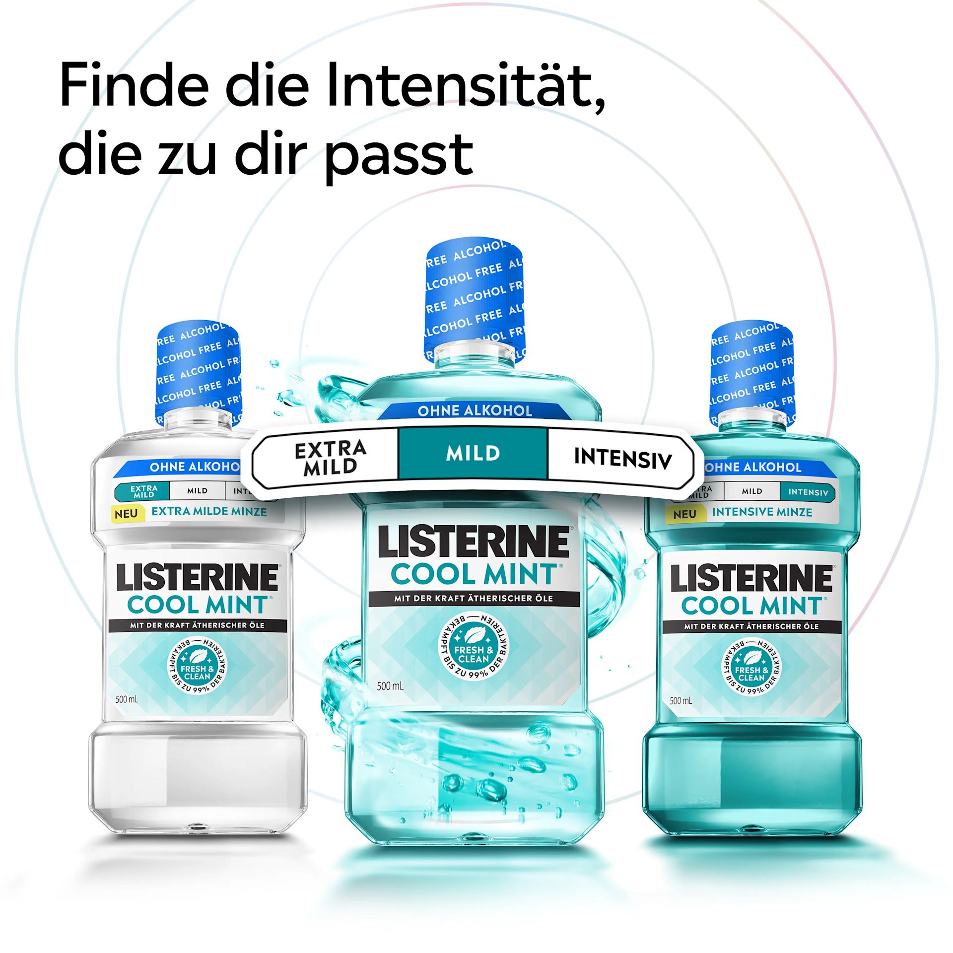 Drei Flaschen LISTERINE® Cool Mint Mundspülung ohne Alkohol in den Intensitäten Extra Mild, Mild und Intensiv vor hellem Hintergrund.