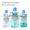 Drei Flaschen LISTERINE® Cool Mint Mundspülung ohne Alkohol in den Intensitäten Extra Mild, Mild und Intensiv vor hellem Hintergrund.