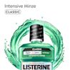 LISTERINE® Total Care Intensive Minze (Classic) Mundspülung mit Alkohol, dargestellt mit grünem Wassereffekt.