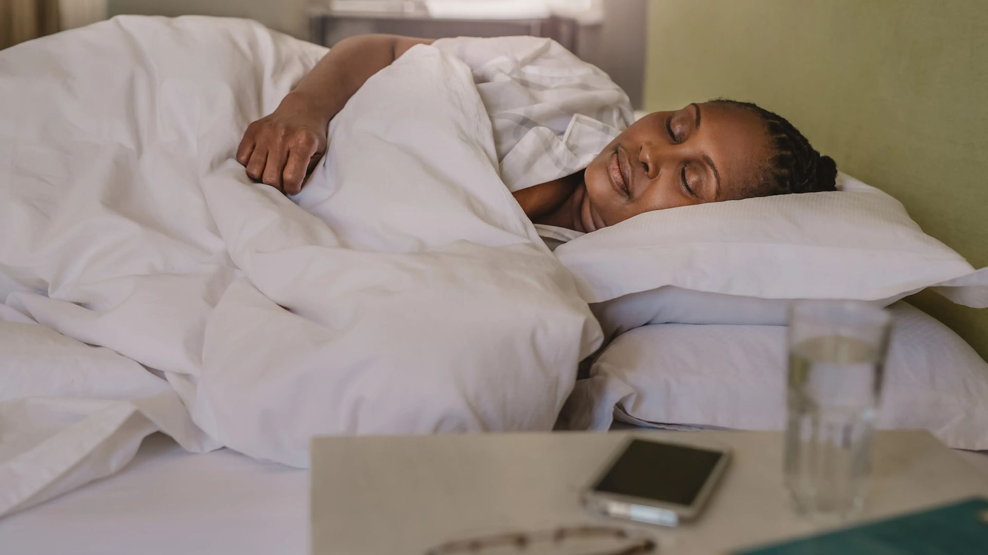 Eine ältere Frau, die in einem Bett schläft.
