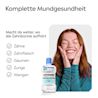 LISTERINE® COOL MINT Extra Mild alkoholfreie Mundspülung – „Extra milde Minze“ Flasche neben Person, Headline „Komplette Mundgesundheit“. Checkliste für Zähne, Zahnfleisch, Gaumen, Zunge & Wangen – ganzheitliche Pflege ohne Alkohol​