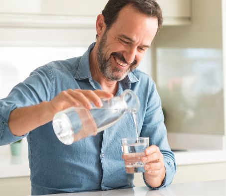“Beber agua para mantener la higiene bucal