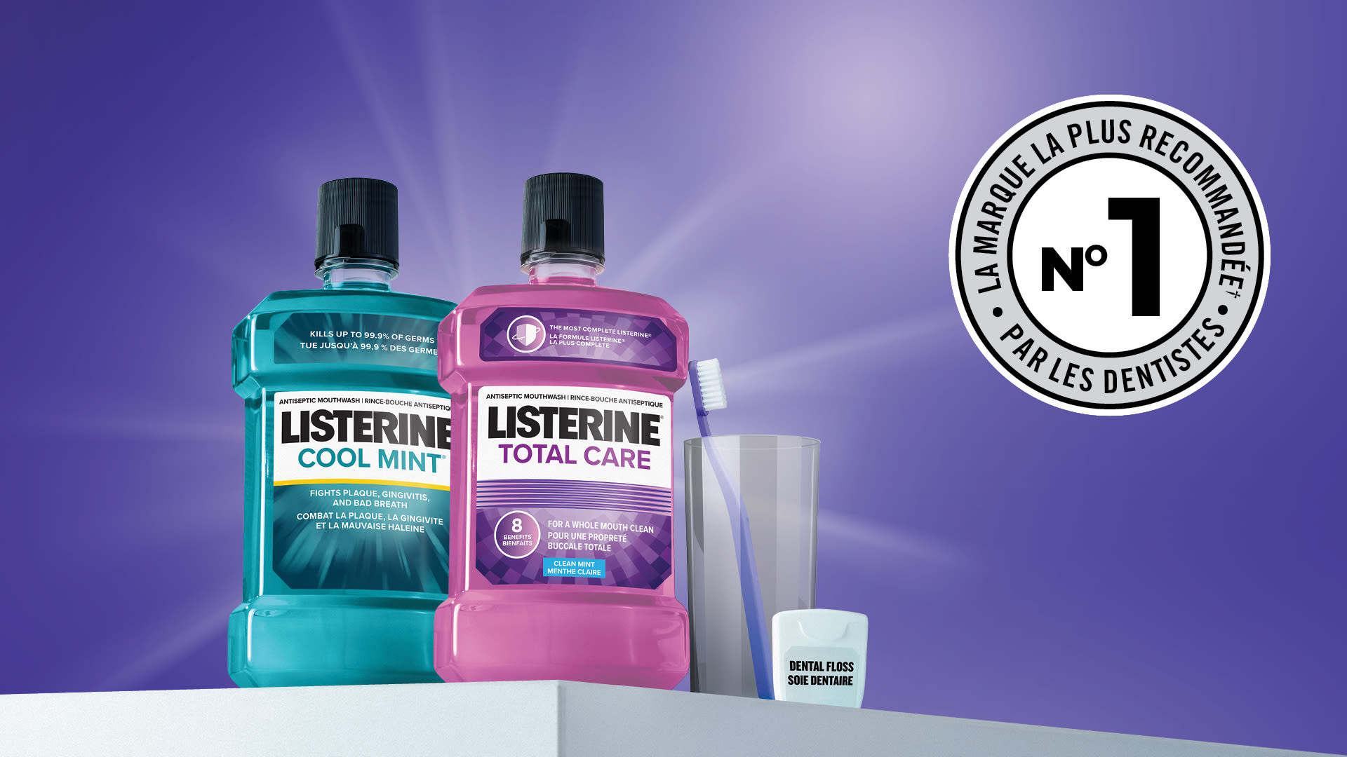 Une bannière présentant les bouteilles de rince-bouche antiseptique LISTERINE TOTAL CARE® et COOL MINT® à côté de la soie dentaire et des brosses à dents dans un gobelet
