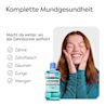 LISTERINE® Cool Mint Mundspülung ohne Alkohol neben einer Person; Text hebt komplette Mundgesundheit für Zähne, Zahnfleisch, Gaumen, Zunge und Wangen hervor.