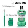 Mundpflegeroutine mit Zähneputzen, Zahnseide und LISTERINE® Total Care Zahnfleisch‑Schutz Intensive Minze.