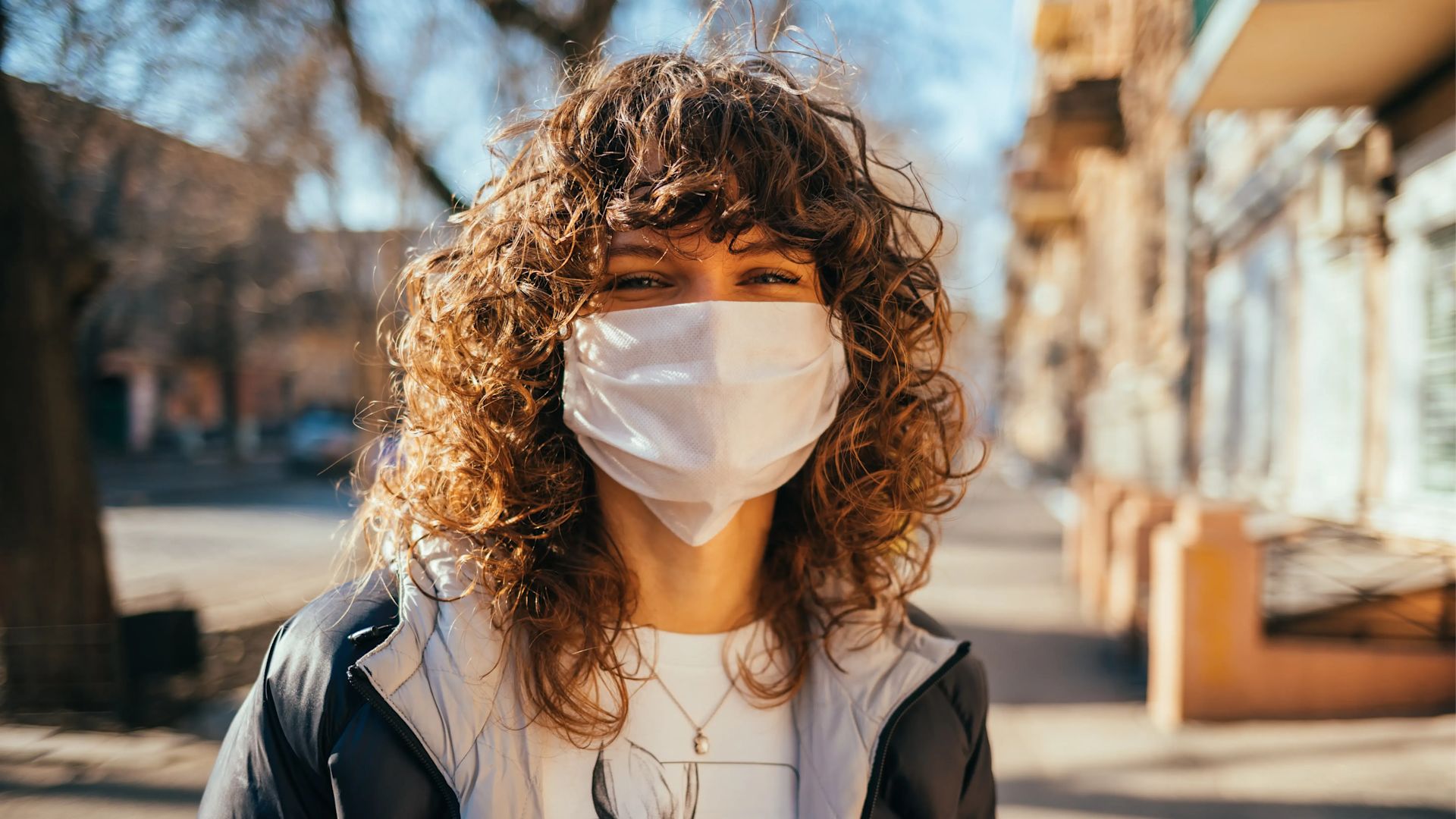 Eine junge Frau mit Maske
