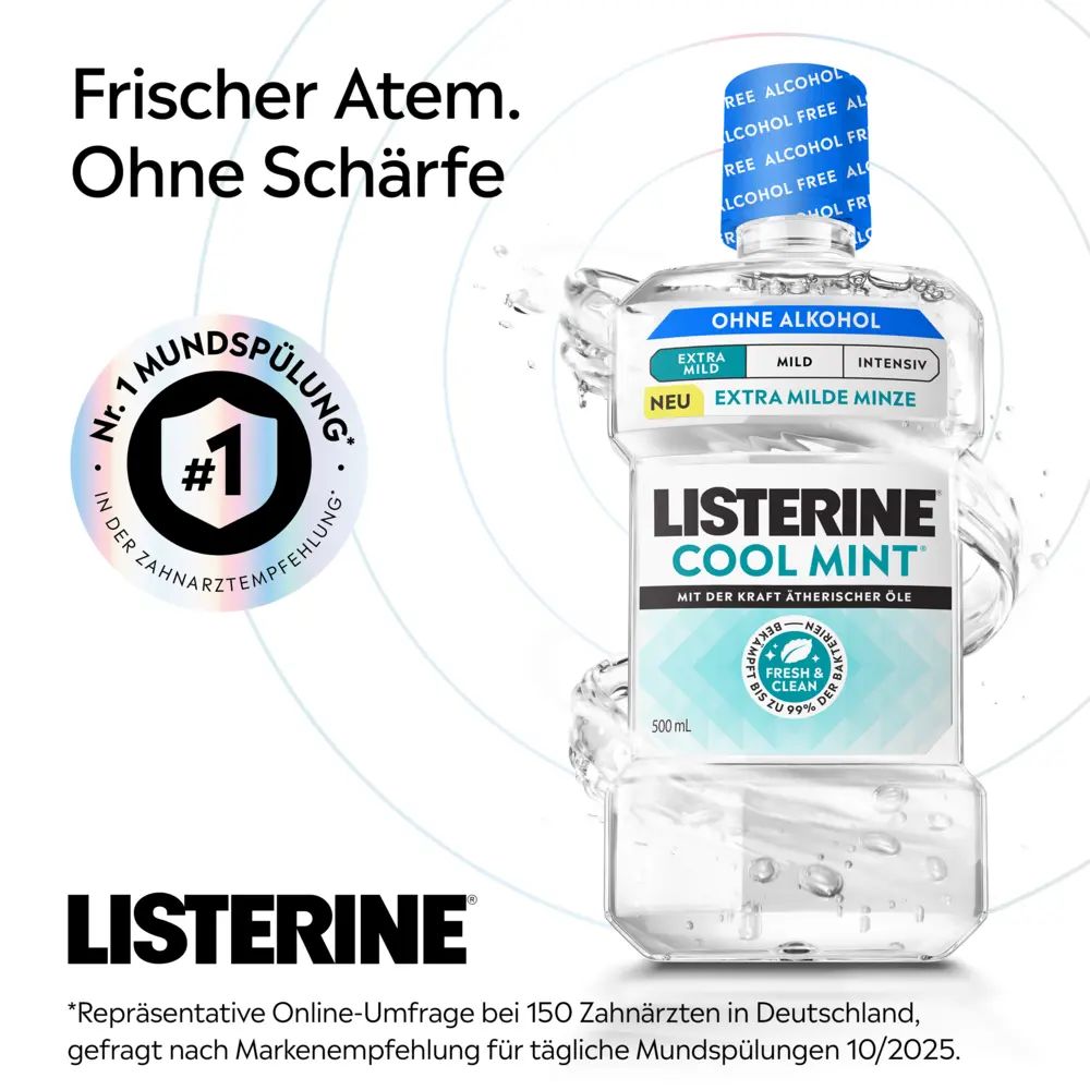 LISTERINE® COOL MINT alkoholfreie Mundspülung – große 500 ml Flasche „Extra milde Minze“ mit blauem Deckel, Wasser-Splash-Effekt und Text „Frischer Atem. Ohne Schärfe“, inklusive #1 Mundspülung Siegel auf hellem Hintergrund