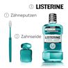 Drei Schritte der Mundpflege: Zähneputzen, Zahnseide und LISTERINE® Cool Mint Intensive Minze (Classic, mit Alkohol) als abschließende Mundspülung.