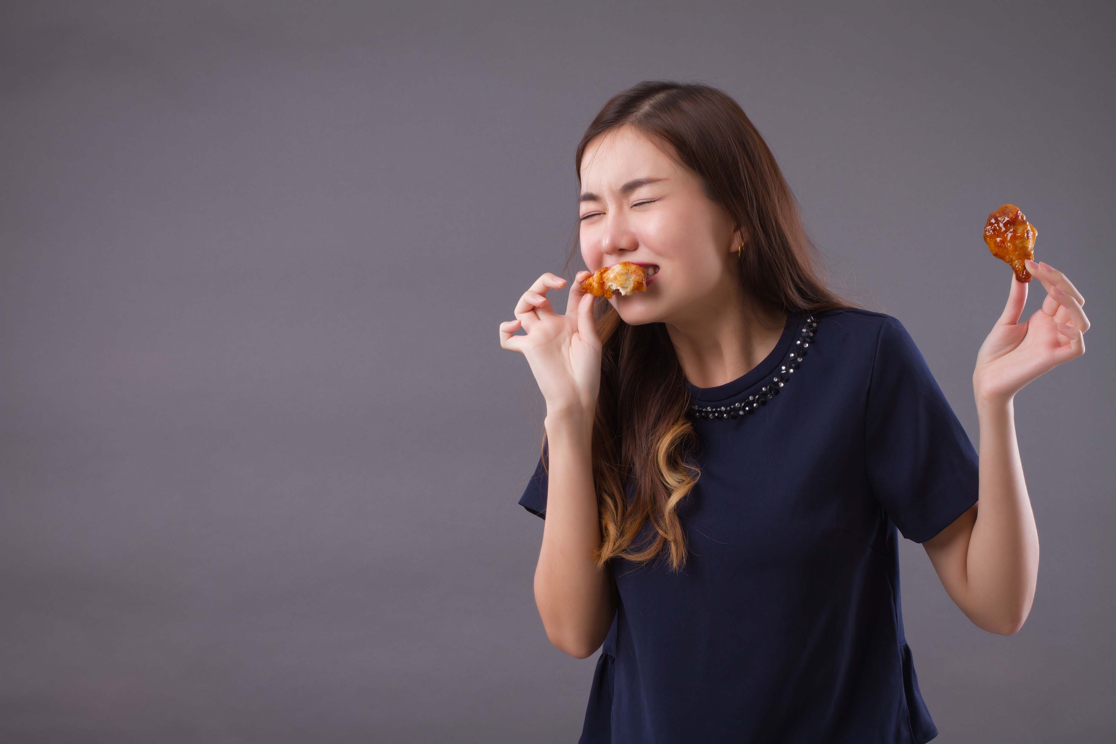 https://www.listerine.co.id/sites/listerine_id/files/9._cara_pecinta_makanan_pedas_dan_manis_menjaga_kesehatan_dan_kebersihan_mulut.jpg