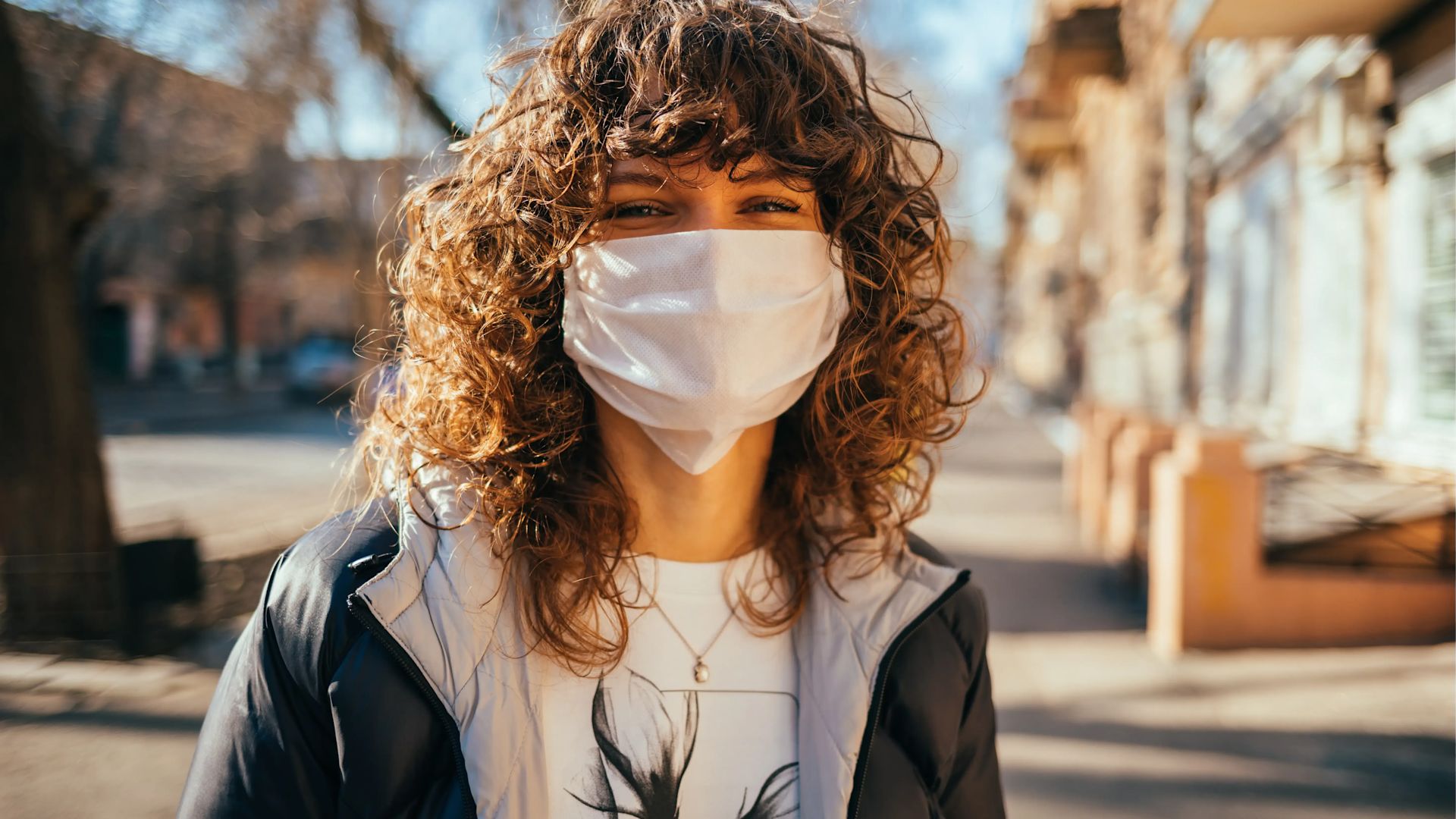 Eine junge Frau mit Maske