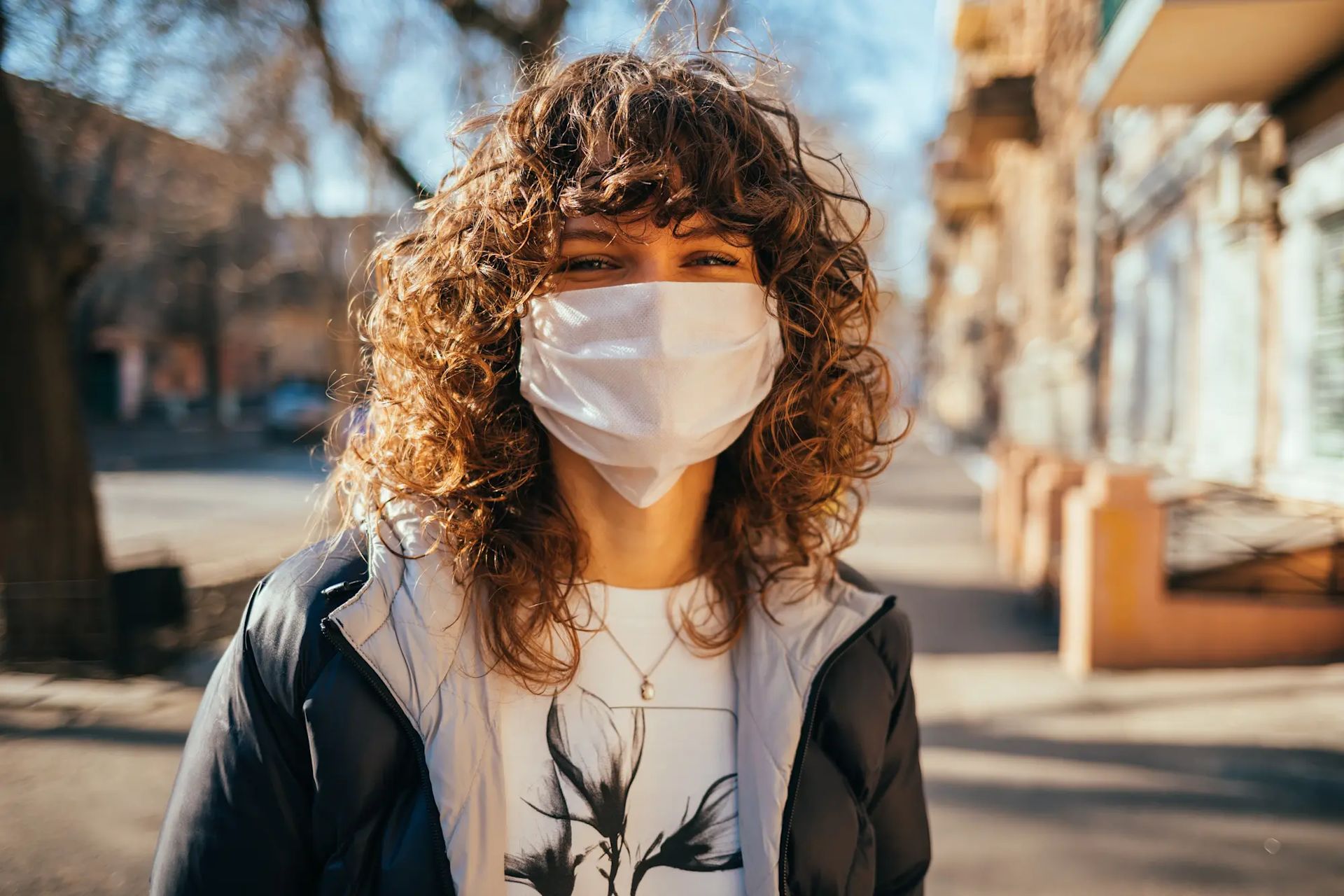 Eine junge Frau mit Maske