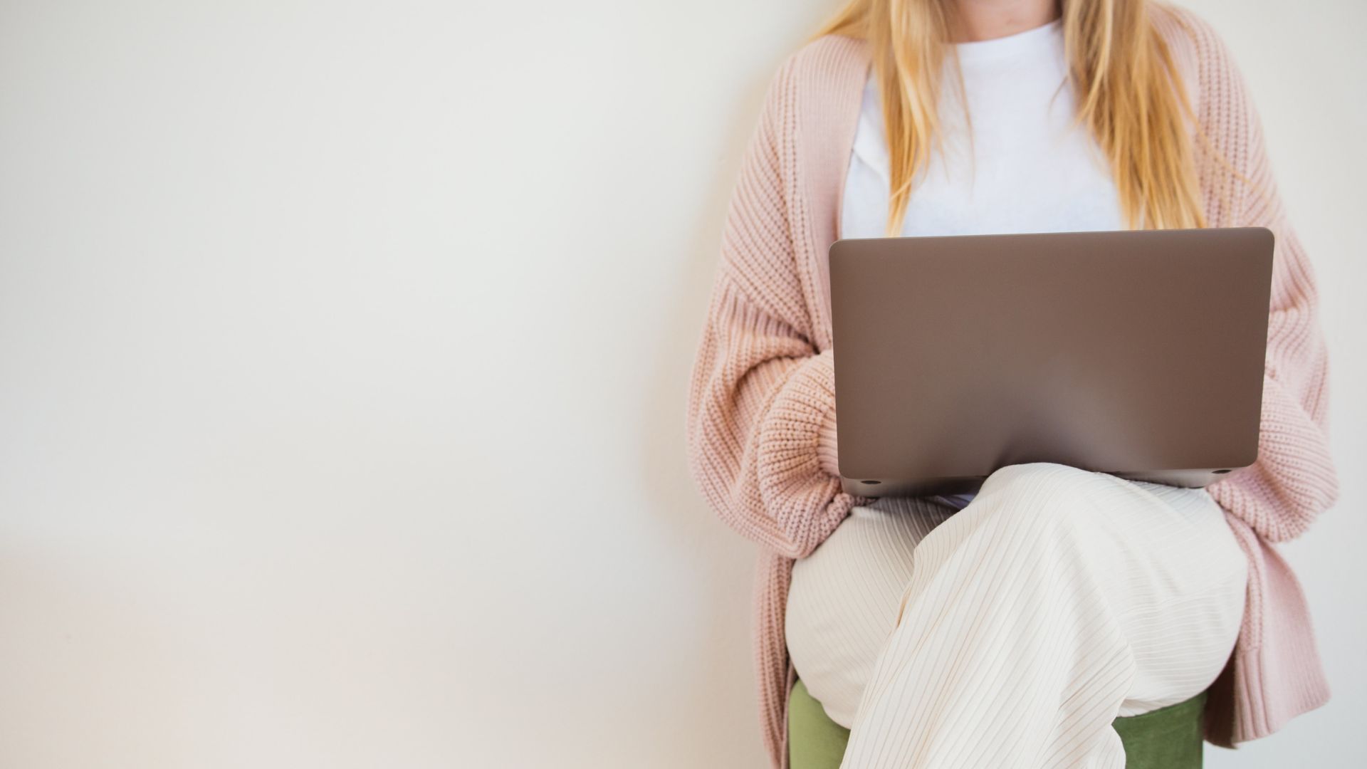 Today an individual’s employee experience begins even before their first day of work. From onboarding to offboarding, the digital employee experience is involved every step of the way.