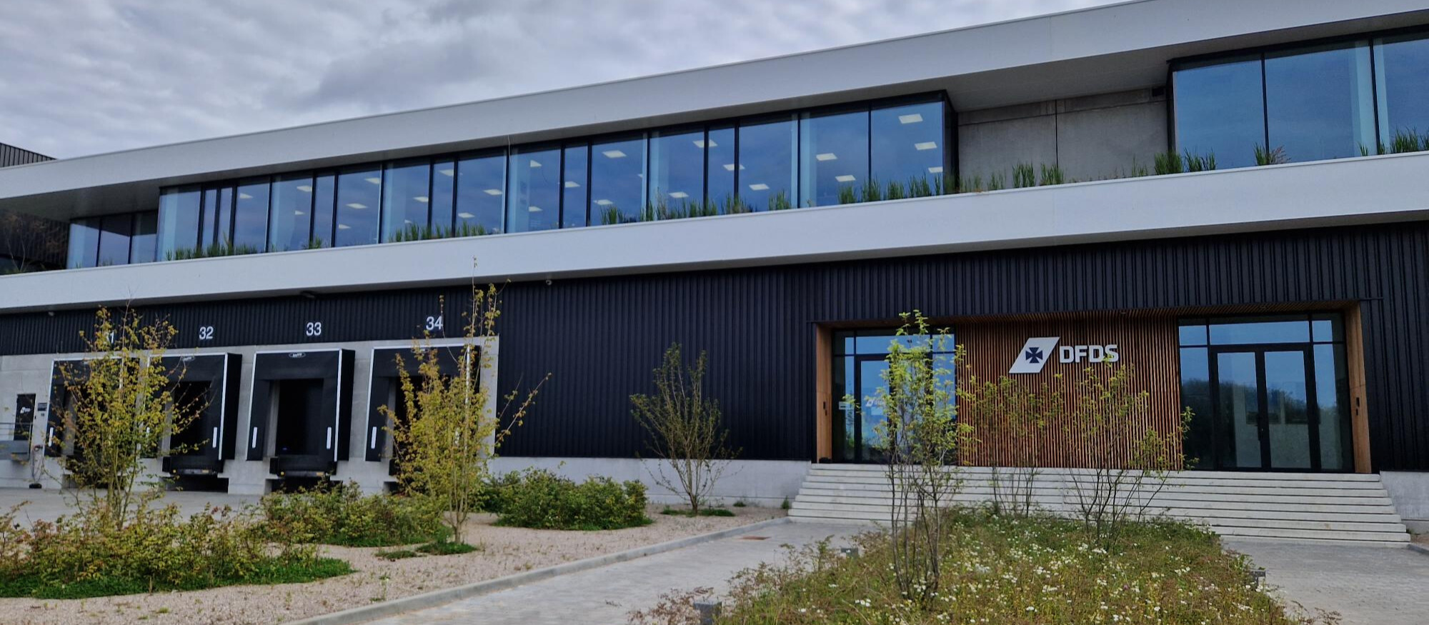 Ingang van het magazijn in Taulov, Denemarken.