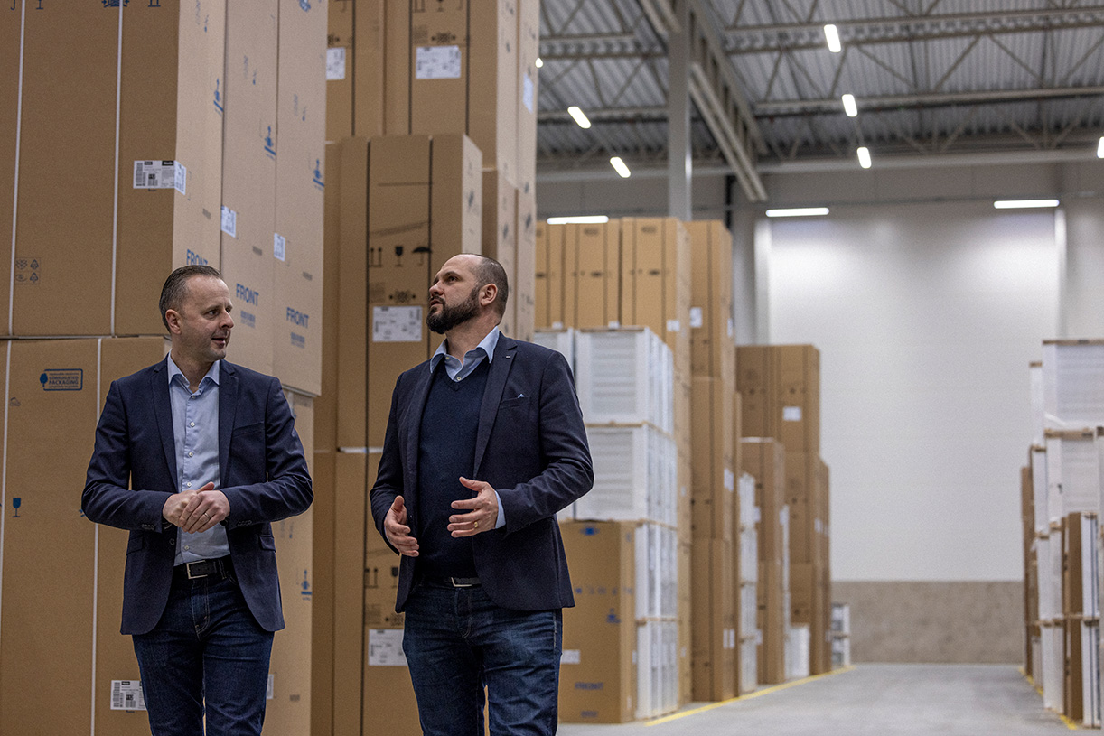 To Miele-ansatte, der besøger et DFDS-lager, hvor Mieles produkter opbevares.