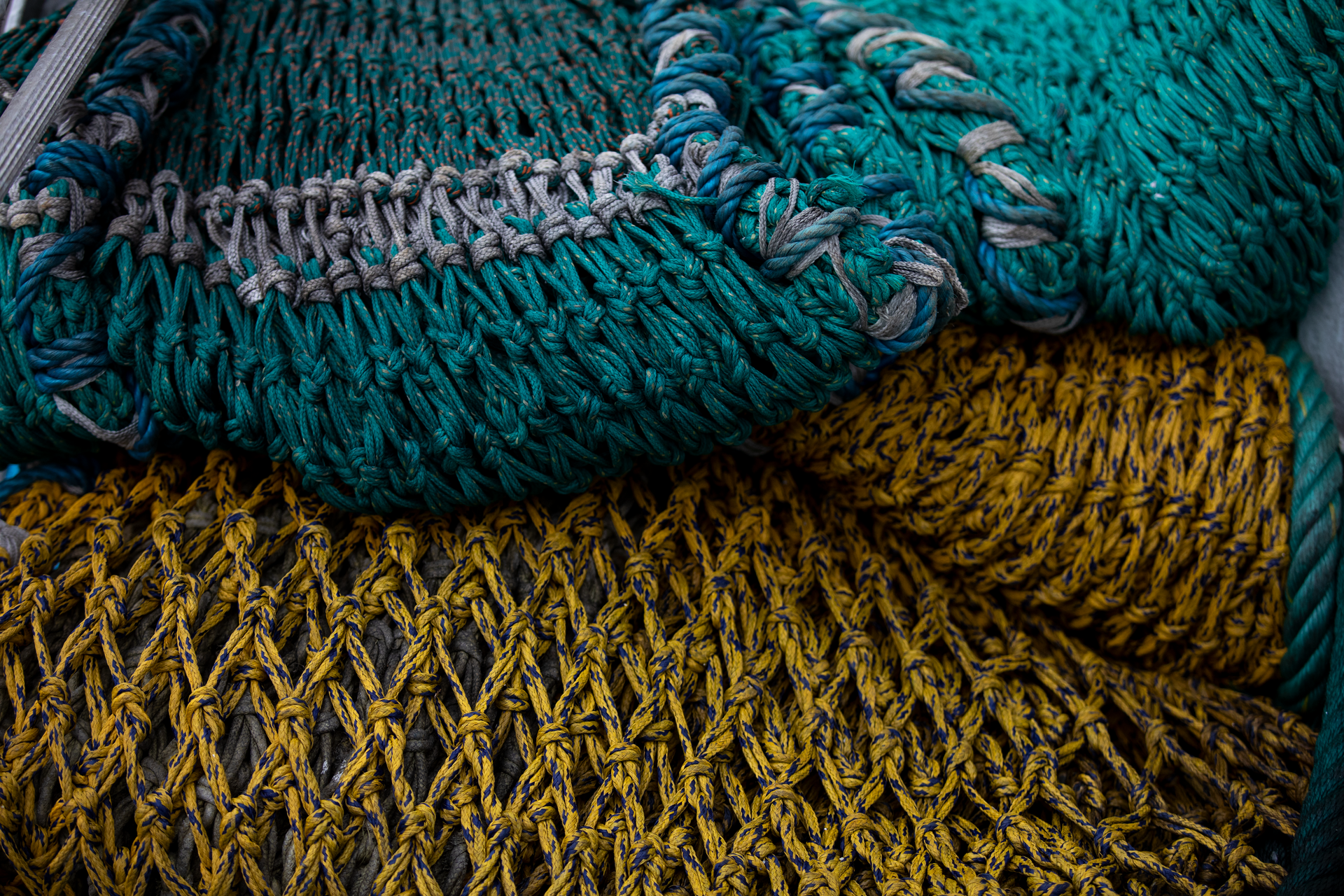 Gros-plan de filets de pêche bleus et jaunes empilés dans un entrepôt frigorifique DFDS