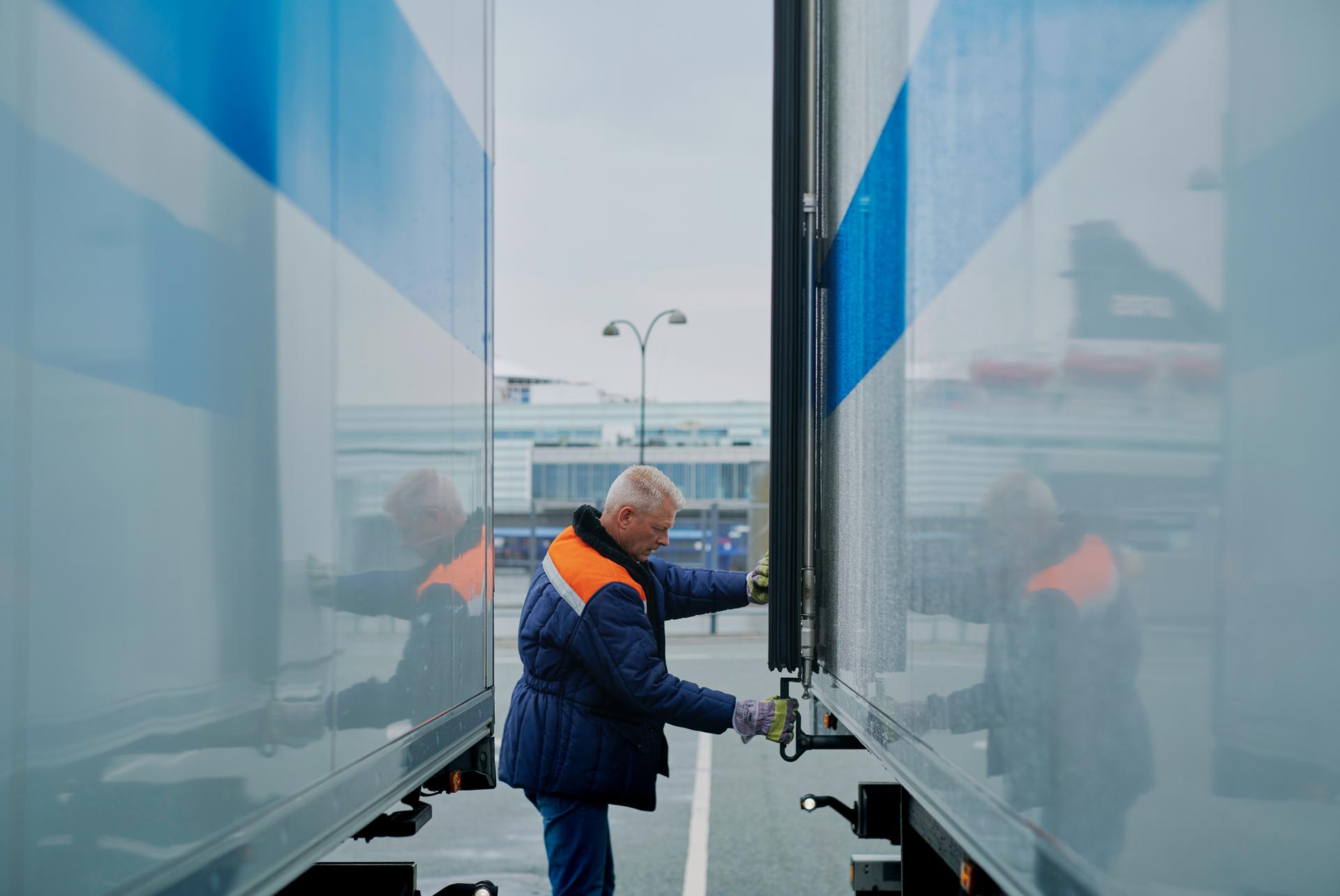 DFDS working closing a trailer door